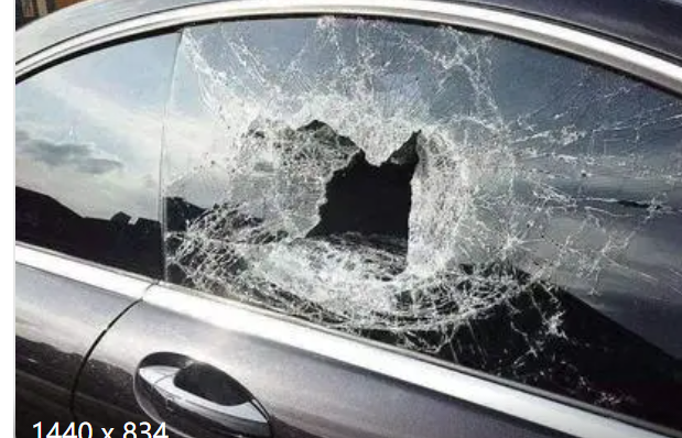 梦到车被砸了玻璃